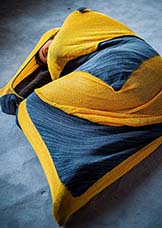 Projet expérimental, cocon tricoté par charlotte tricote. Création pour le théâtre, la danse, le spectacle vivant.